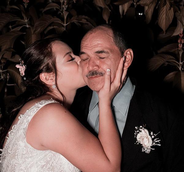 Tochter küsst Vater auf die Wange - Tassenliebling Kollektion