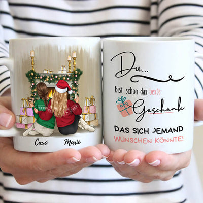2 beste Freundinnen vor dem Kamin zu Weihnachten - Du bist schon das beste Geschenk, dass sich jemand wünschen könnte - Tassen - Vor und Rückseite #tassenart_normal